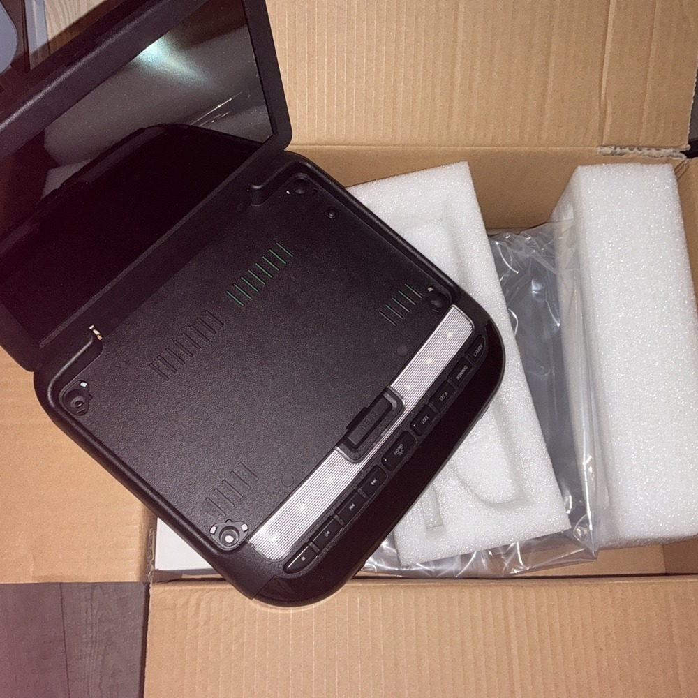 Genuine Molar‎ Monitor with DVD Media System Full Kit New In Box (68375234AA)